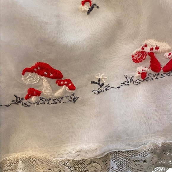 Rare vintage 70s red and white embroidered mushroom baby dress 3-6 mos - Picture 4 of 9